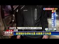 婦離車接小孩沒鎖門 被歹徒侵入車內－民視新聞