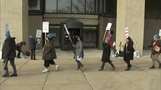 Some UIC faculty striking after months of negotiating, no contract
