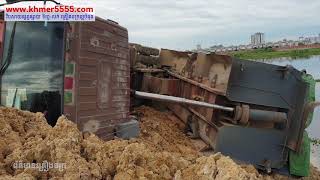 Amazing Truck Driver ឡានបែនចាក់ដីក្រឡាប់ស្តែងៗ  DAEWOO Truck Accident Truck Unloading Soil Fails