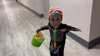 HALLOWEEN VLOG ★ Trick or Treat w my 3 y/o (Taavi)