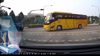 17sep2019  yio chu kang road  black car ebrake infront of crossing and yellow bus taken by surprise