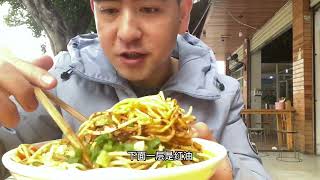 成都温江，凉拌猪耳朵大王，食客坐满半条街，人均三四十吃到撑