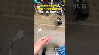 男生投喂流浪小動物，特意留了一份給瘸腿小黑狗。小黑狗：啊，給我的嗎…？