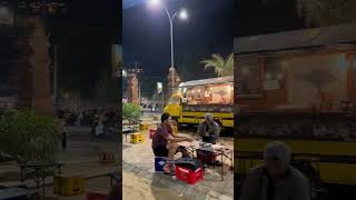 Area parkir Pantai Kuta asik juga saat malam hari untuk jadi tempat nongkrong.