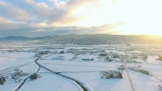 朝日に照らされた薄化粧の里山 　山形県長井市　　空撮 優遊