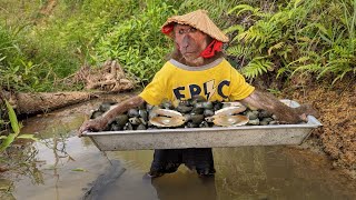 Amazing ABU personally catches mussels cooks to feed mother