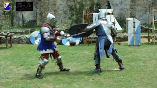 Démonstration combat chevalier en armure (Château MONTANER)