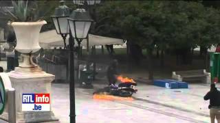 Un policier en feu en Grèce. -