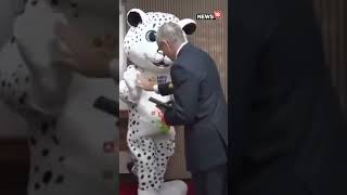 J\u0026K CM Omar Abdullah Meets Khelo India Mascot, Takes A Selfie With It | Khelo India | J\u0026K CM | N18S