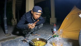 The guy rides Xinjiang, and the equipment is soaked with continuous rain all day