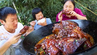 Pangmei Cuisine: having red-braised beef trotter and lamb spine hot pot