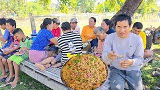 ข้าวผัดถาดใหญ่สูตบ่าวหมี.\