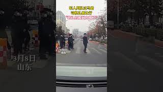 军人列队过马路，司机礼貌让行，最后的敬礼太帅了！#中国军人 #致敬 #shorts