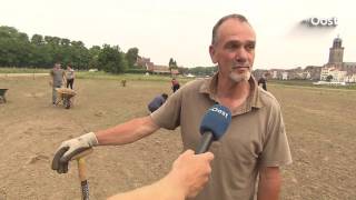 Puinruimen langs de IJssel bij Deventer; actie voor stadsstrand bij Wilhelminabrug