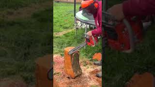 According to the chainsaw starting diagram, easily start the chainsaw and cut the wood blocks.