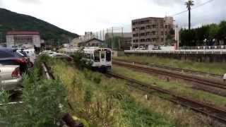 【松浦鉄道】左石駅にラッピング車両2両を連結した3両編成が入線