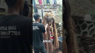 Jemur  rambut rangda , kesibukan dan keseruan setelah pentas tari rangda !!!