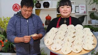 [Sha Beixiajie]挖洋芋窖里的蔬菜，霞姐做“蒸荞面角角”，形状像元宝，晚餐这么吃真好吃！