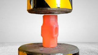 Can a 1000°C hammer withstand 200 tons of hydraulic pressure?