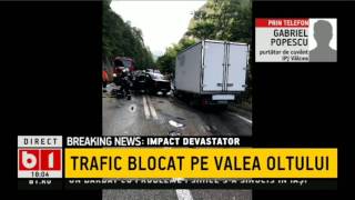 STIRI B1 TV Trafic BLOCAT pe Valea Oltului de un accident ÎNFIORĂTOR