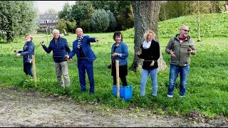 Wethouder Mijnans strooit bloemzaadbollen - Park Waterland - Spijkenisse 2017