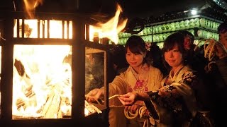 京都・八坂神社で「をけら詣り」