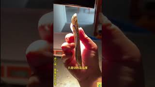 至尊木那料，皮壳表现平平无奇，一刀下去真的是暗藏玄机，没想到竟然是这样的