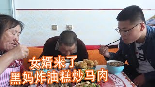 誰要來？炸油糕炒馬肉，真豐盛！老爸叮囑要多吃，笑呵呵【泥土大黑】