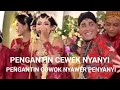 Manten cewek nyanyi, manten cowok nyawer penyanyi.