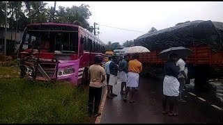 മുക്കാളിയിൽ ബസും ലോറിയും കൂട്ടിയിടിച്ച് അപകടം; നിരവധിപേർക്ക് പരിക്ക്