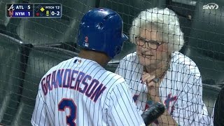 ATL@NYM: Granderson chats up fans, takes pictures