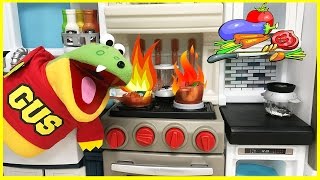 Pretend Play Cooking and Food Toys with Gus the Gummy Gator