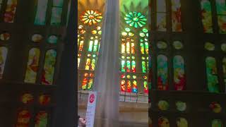 圣家堂 La Sagrada Família，是位于西班牙加泰罗尼亚首府巴塞罗那的一座未完工的天主教教堂，由安东尼·高迪设计。其高耸与独特的建筑设计，使得该教堂成为巴塞罗那最为人所知的观光景点。