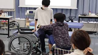 【理学療法学専攻】授業の様子（ADL実習／車椅子への移乗①）＿大阪保健医療大学