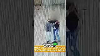 Homem aborda crianças no meio da rua e tentar beijar uma delas a força