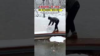 长春下雪，男子卷起雪被