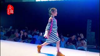 中國兒童模特集體走秀表演，場面震撼人心Chinese children's model group walk show,The scene was shocking