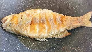 When frying fish,remember not to rush into the pan first,fried fish,non-stick frying pan, life hacks