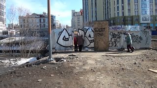 Горожане штурмуют закрытый мост