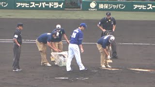 雨でぬかるむマウンドに苦しむ福谷、それをサポートする阪神園芸の方々 (2022/06/25)