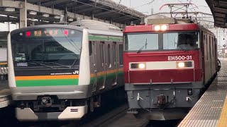 【コンテナ満載の秋の季節臨時貨物列車・ジョイント音最高！】JR貨物EH500形31号機＋コキ8B（両）が古河駅3番線を高速通過するシーン（臨8094レ・仙貨A909・コンテナ輸送）2024.10.23