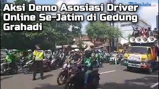 Aksi Demo Asosiasi Driver Online Se-Jatim di Gedung Grahadi Surabaya