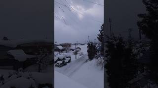 地上から雪山を登って二階の屋根に上がってみる　#大雪 #snow #shorts