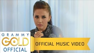 อยากหลับตาในอ้อมกอดเธอ - ตั๊กแตน ชลดา【OFFICIAL MV】