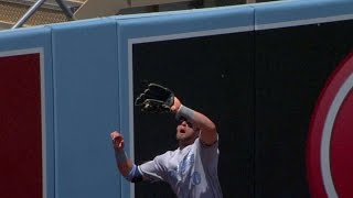 MIL@LAD: Nieuwenhuis leaps at the wall for the catch