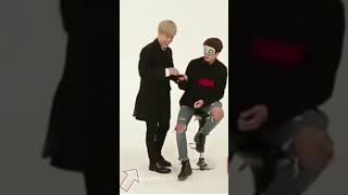 jimin take hive five by himself bcoz jungkook is blindfolded..jikook funny😂😂😆😅🥰🐰🐥