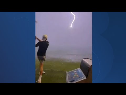 How many golfers get hit by lightning each year?