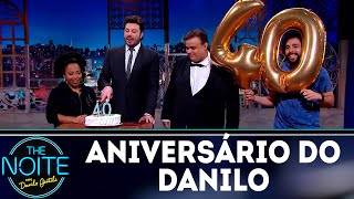 Danilo recebe homenagem pelo aniversário de 40 anos | The Noite (26/09/18)