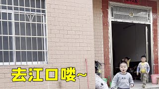 辉辉一听说宝妈要去江口跑得飞快，还说要去买快递，晚上又放烟花【小枫枫和小辉辉】