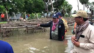 ទេសរដ្ឋមន្ត្រី​ គន់​ គីម​ និងអភិបាលខេត្តពោធិ៍សាត់​ លុយទឹកចែកអំណោយជូនពលរដ្ឋ